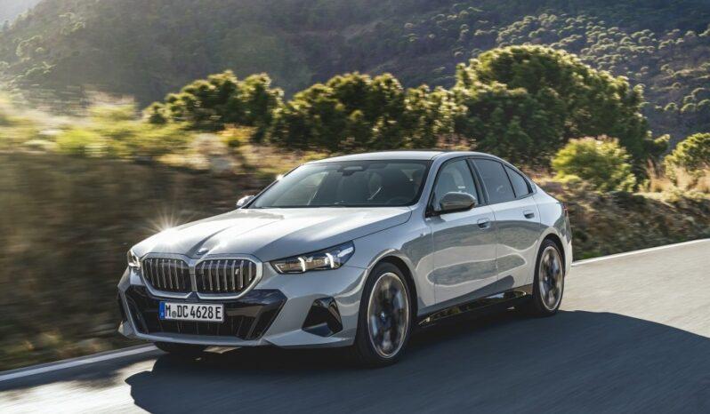 Dynamický černý elektrický sedan BMW i5 eDrive40 v pohybu