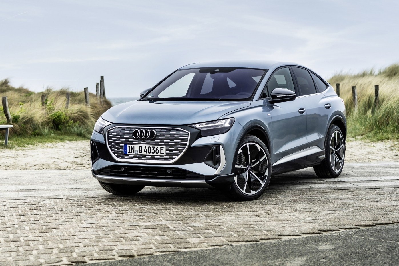 Kompaktní elektrické SUV Audi Q4 e-tron zaparkované na slunné ulici